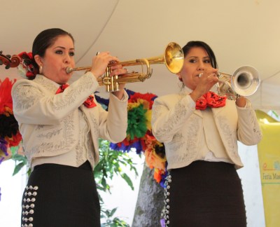 Lady mariachis' wall of sound