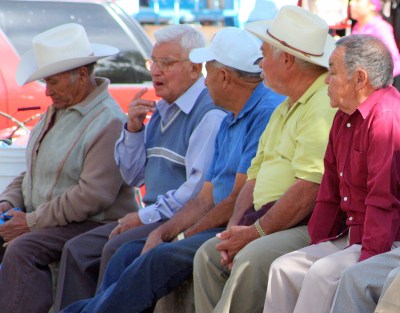 A ritual gathering of viejos on Chapala's plaza.