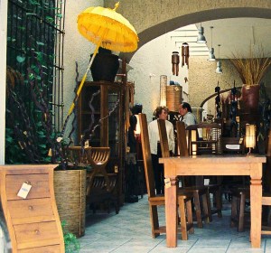 Furniture and decorative items in wood are abundant in Tlaquepaque