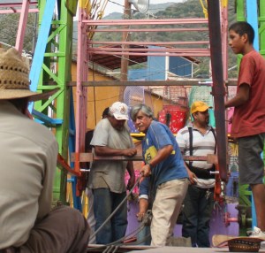 Ferris wheel assemble, Calle Colón, Ajijic, Jalisco