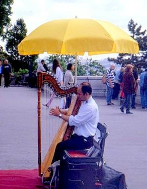 Street musician in front of Sacré Cœur