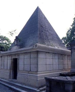 Pyramid vault, Père Lachaise cemetery