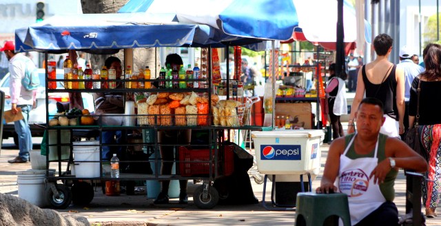 Taco stands about in Guadalajara's Parque Revolución.