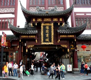 The Old Shangai afternoon crowd is mostly local.